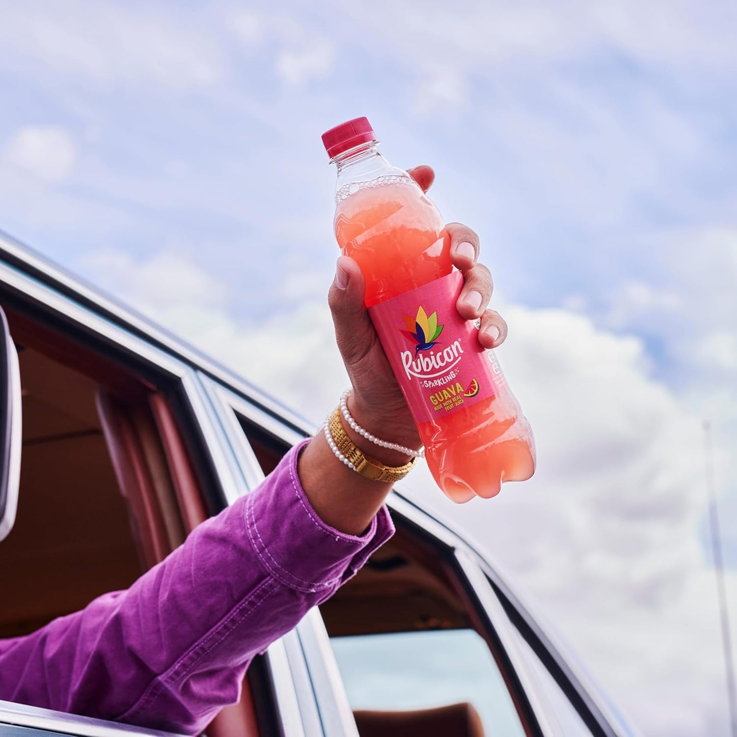 Rubicon 24 Pack Sparkling Guava Flavoured Fizzy Drink with Real Fruit Juice, Handpicked Fruits for a Temptingly Intense Taste "Made of Different Stuff" - 24 x 330ml Cans